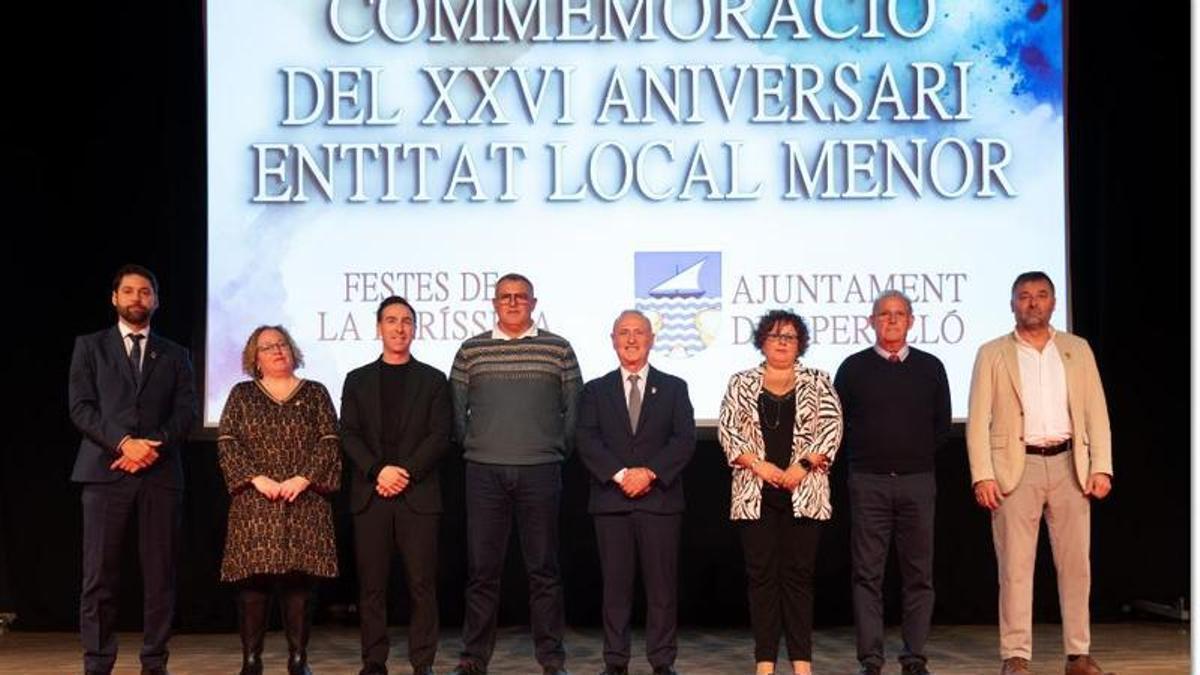 Las autoridades locales con los galardonados en la gala conmemorativa del XXVI aniversario de la Entidad Local Menor.