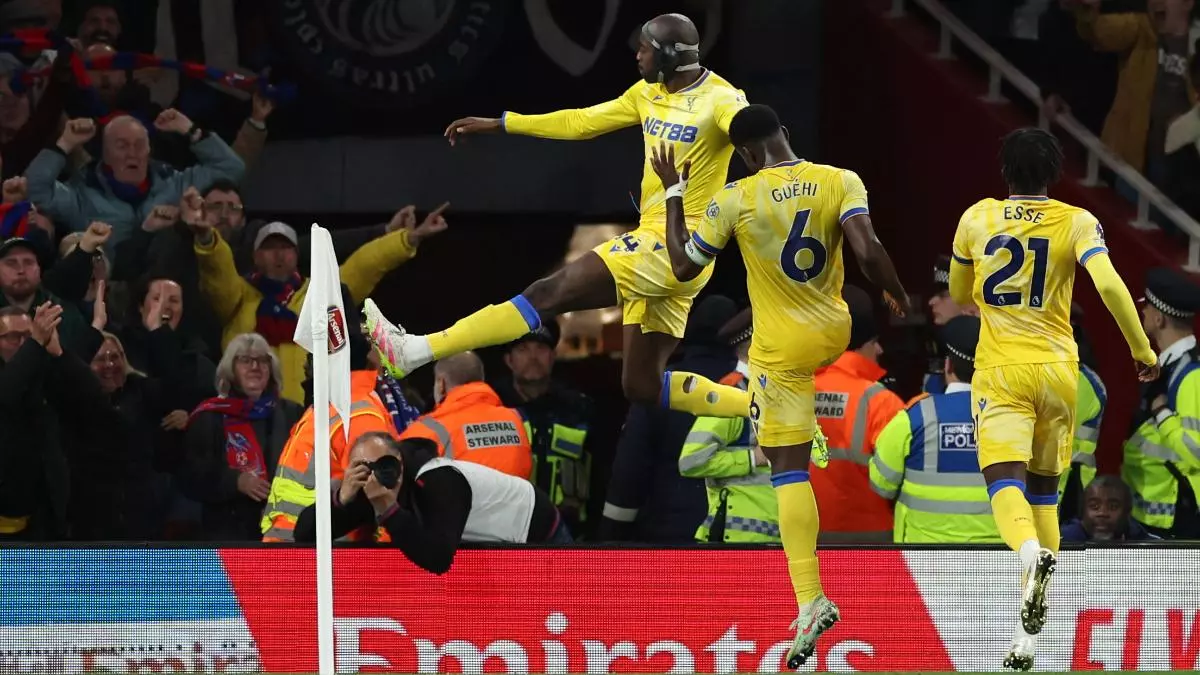 Mateta sirve la Premier en bandeja al Liverpool