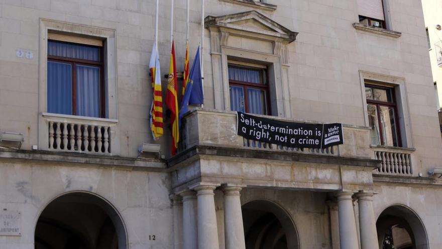 Pla general de la façana de l&#039;Ajuntament de Figueres amb una pancarta en anglès que diu que l&#039;autodeterminació és un dret i no un crim aquest 18 de març del 2019