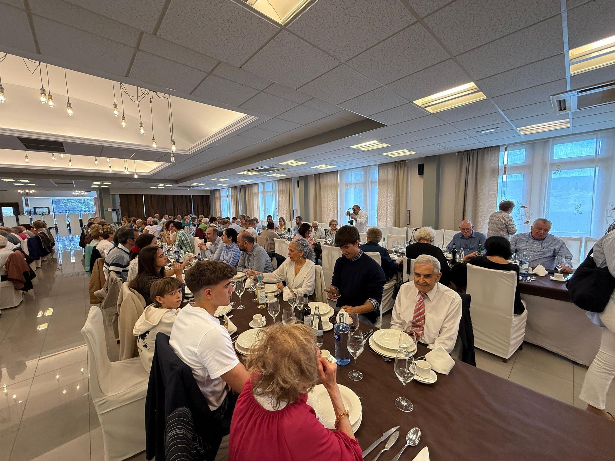 El Hogar del Pensionista de El Berrón celebra su comida anual