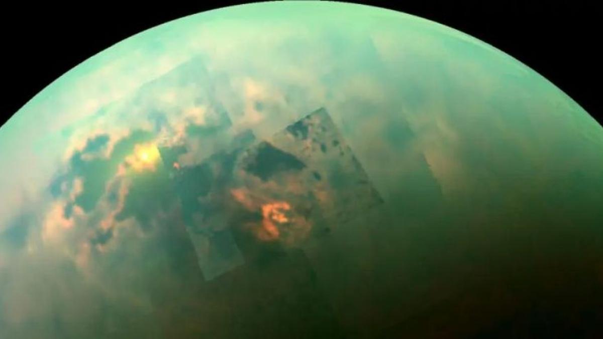 Imágenes compuestas en el infrarrojo cercano captadas por la sonda Cassini, que revelan la luz del sol reflejada en los mares polares de Titán.