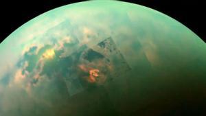 Imágenes compuestas en el infrarrojo cercano captadas por la sonda Cassini, que revelan la luz del sol reflejada en los mares polares de Titán.