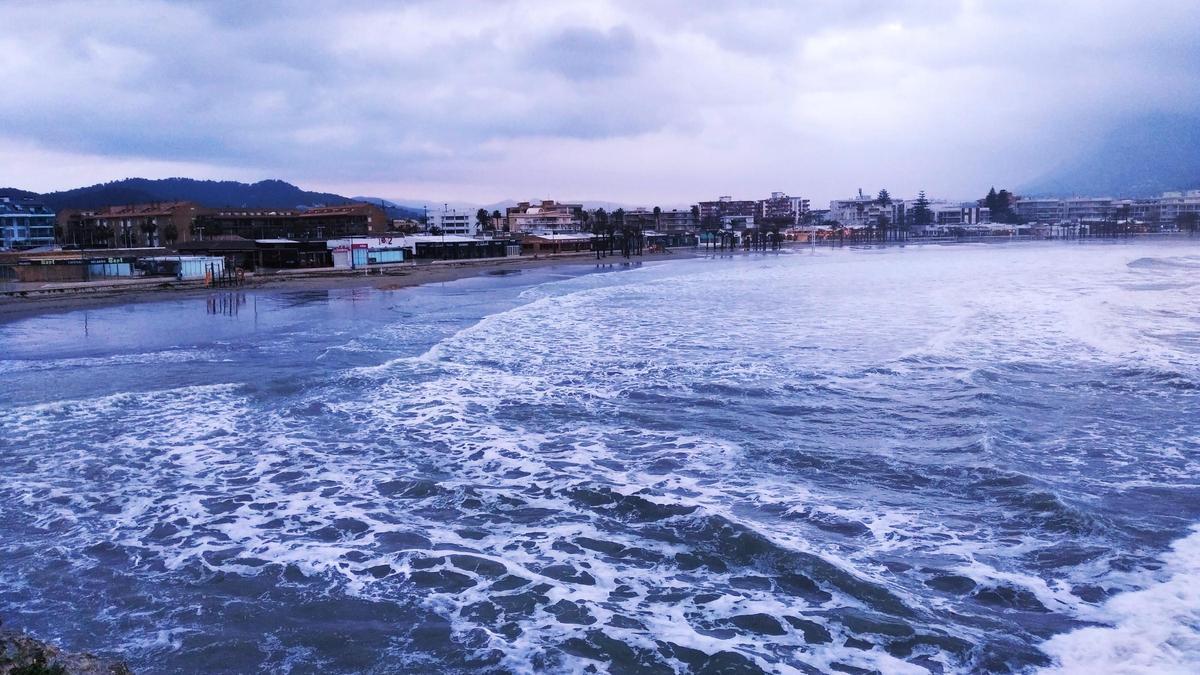 Las olas han llegado hasta el murete del paseo &quot;Tennista David Ferrer&quot; del Arenal de Xàbia