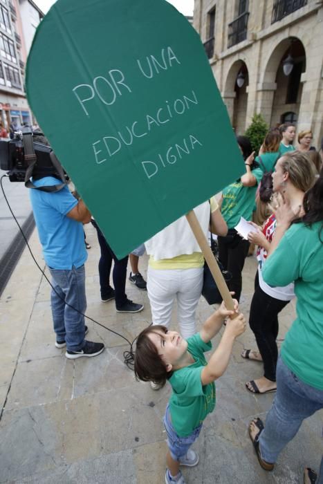 Concentración contra los recortes en las escualas infantiles de Asturias