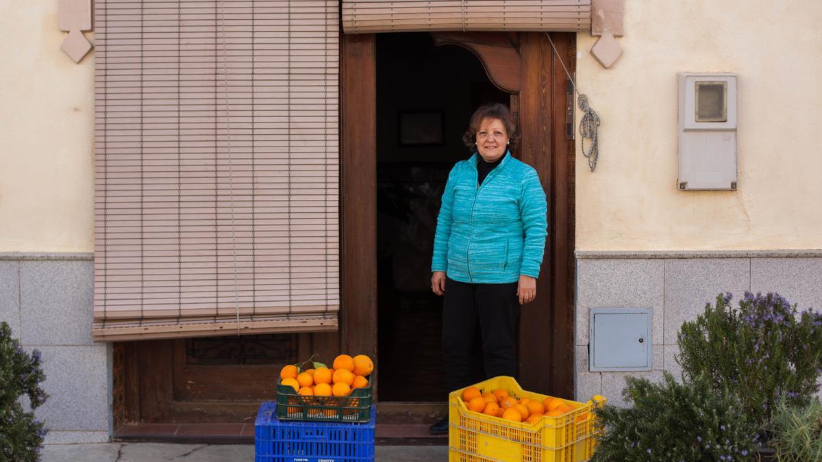 Mari Carmen Jorge, nacida y crecida en Alcublas, vende las naranjas de su campo en la puerta de casa. Imagen de archivo.