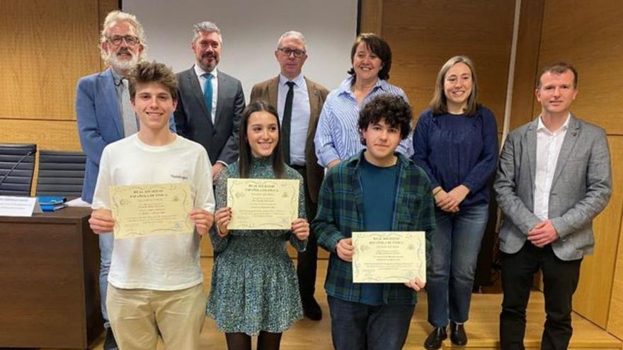 Los tres ganadores –Jorge Flórez, Claudia José y Diego Mariño–, con sus diplomas.