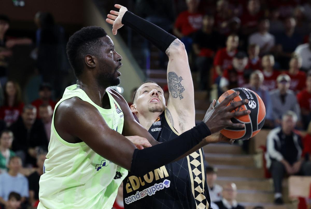 Daniel Theis no puede contener a Youssoupha Fall en un ataque azulgrana.