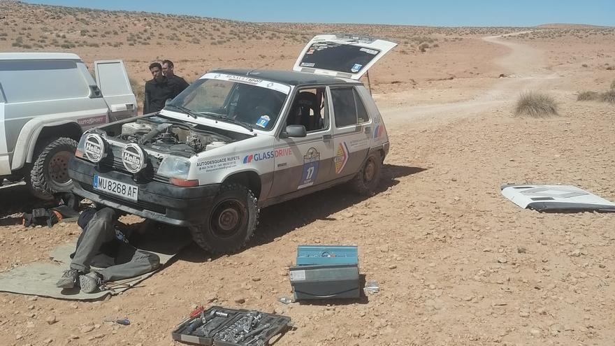 Dos jóvenes de Alicante logran terminar el &quot;Maroc Challengue&quot; con un Renault 5 GTL de 1988