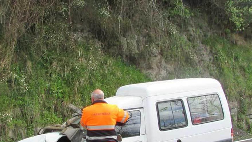 Aparatoso accidente en la AS-115 de Llanes