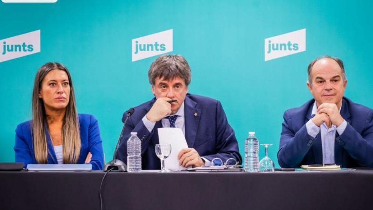 Carles Puigdemont, Míriam Nogueras i Jordi Turull, durant l'executiva de Junts aquest dilluns a Perpinyà