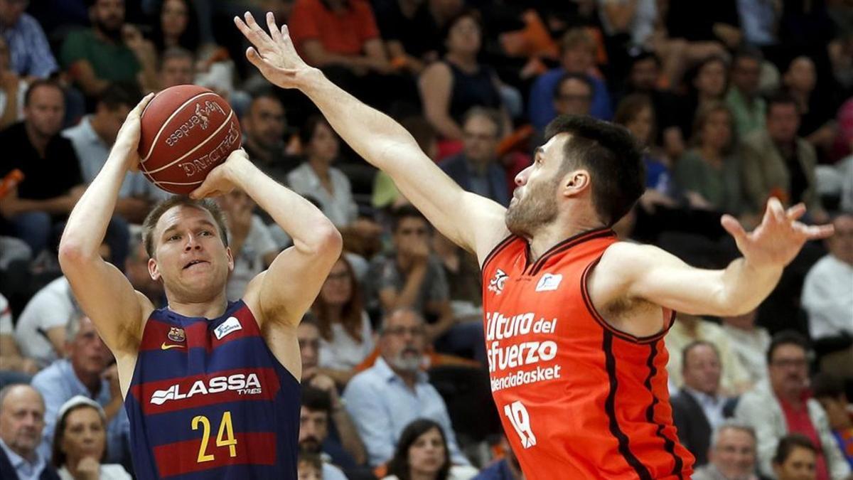 San Emeterio puntea un triple de Oleson durante los cuartos de final