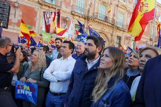 El PSOE compara la imagen de la Catedral contra la amnistía con la "foto de Colón del PP y la ultraderecha"