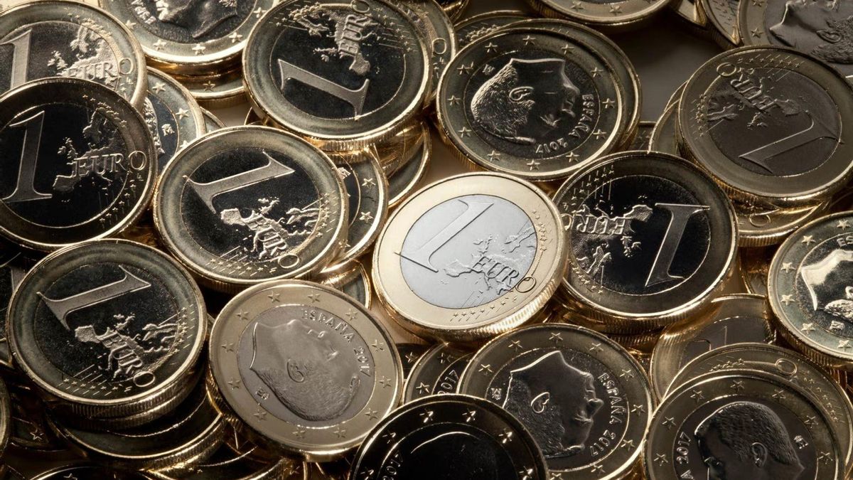 Posa la moneda en un vas