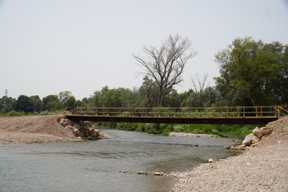 Una de las pasarelas sobre el río Turia.