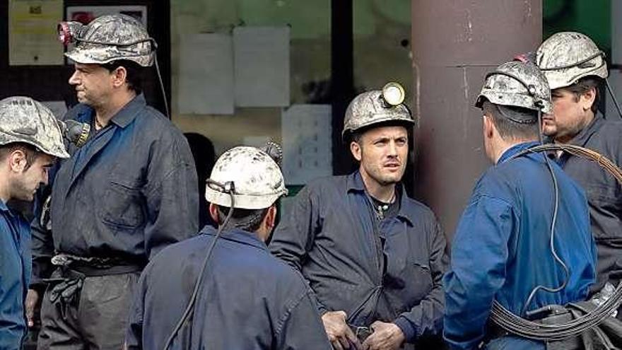 Un grupo de mineros de la mina de Cerredo, propiedad de Coto Minero Cantábrico, a las puertas de la explotación. | luisma murias