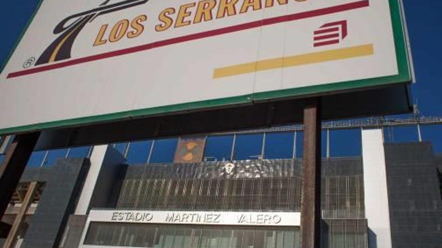 El estadio Martínez Valero, con el cartel de Los Serranos, cuando estaba en obras.