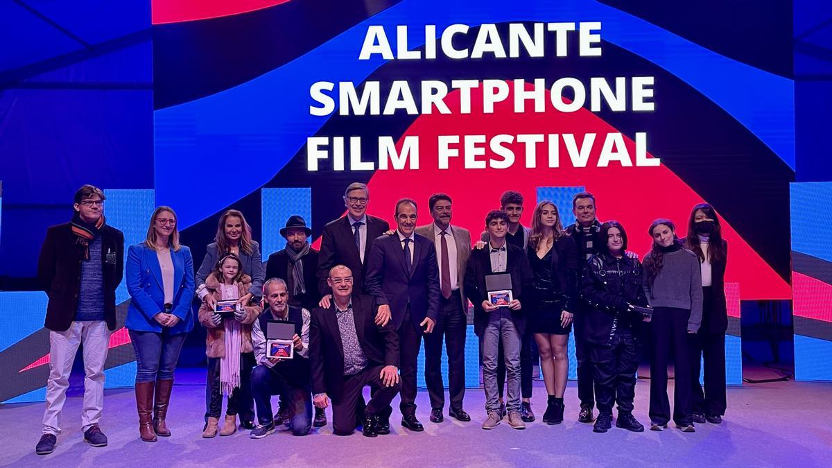 Foto de familia de los premiados en el Alicante Smartophone Film Festival