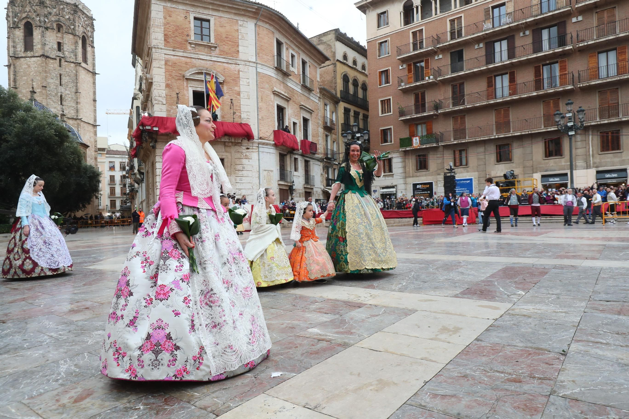 Búscate en el primer día de ofrenda por la calle de la Paz (entre las 15:30 a las 17:00 horas)