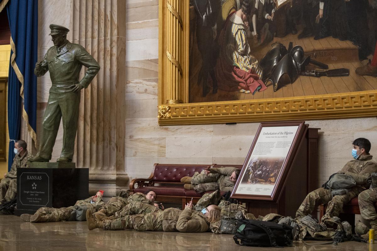 Soldados descansando en las salas interiores del Capitolio