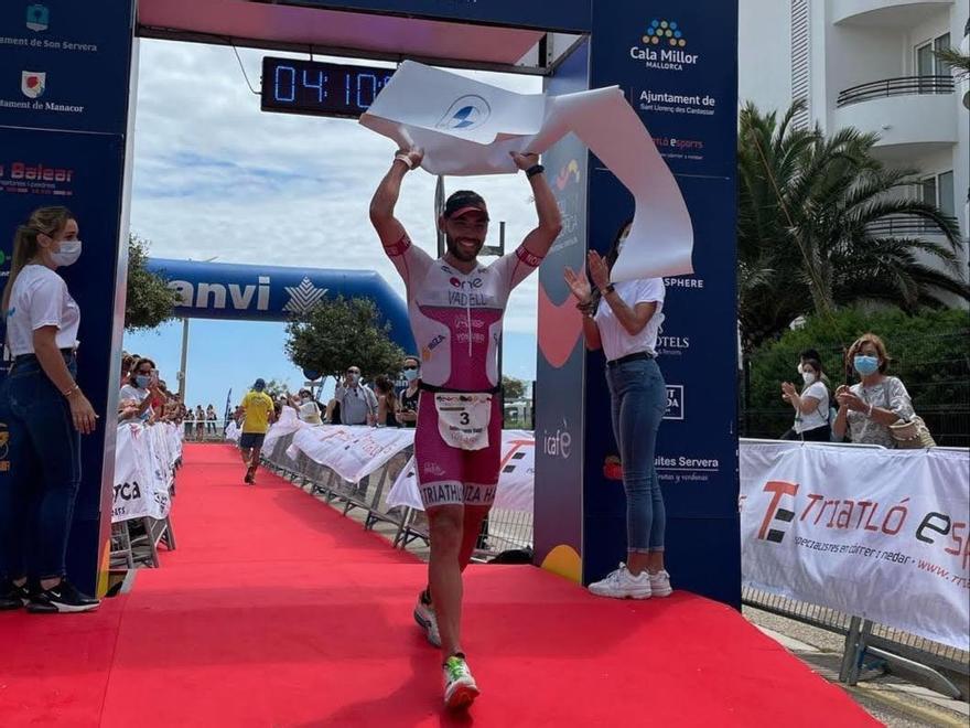 Vadell cruza la meta del TotalTri Mallorca en Cala Millor