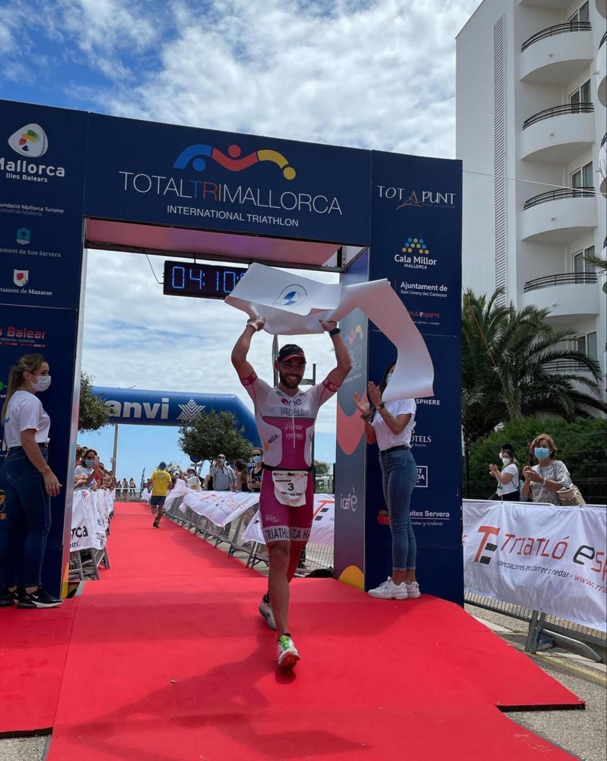 Vadell cruza la meta del TotalTri Mallorca en Cala Millor