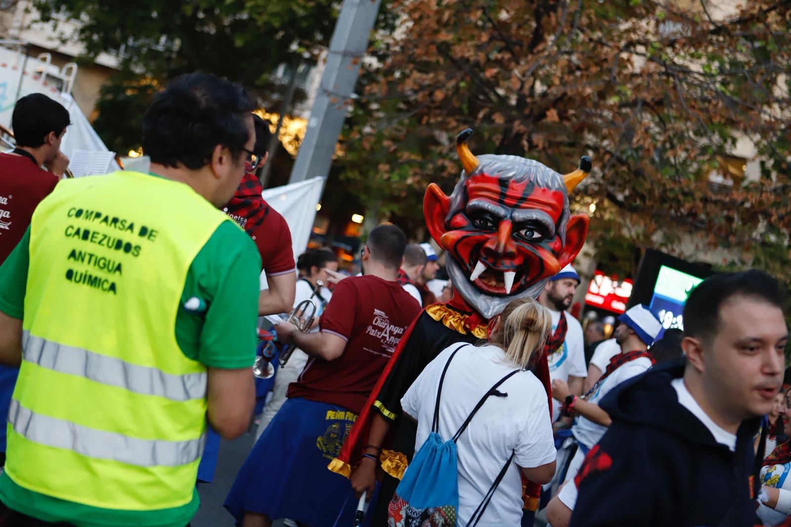 En imágenes | Las peñas de Zaragoza invaden el centro para el maratón de charangas