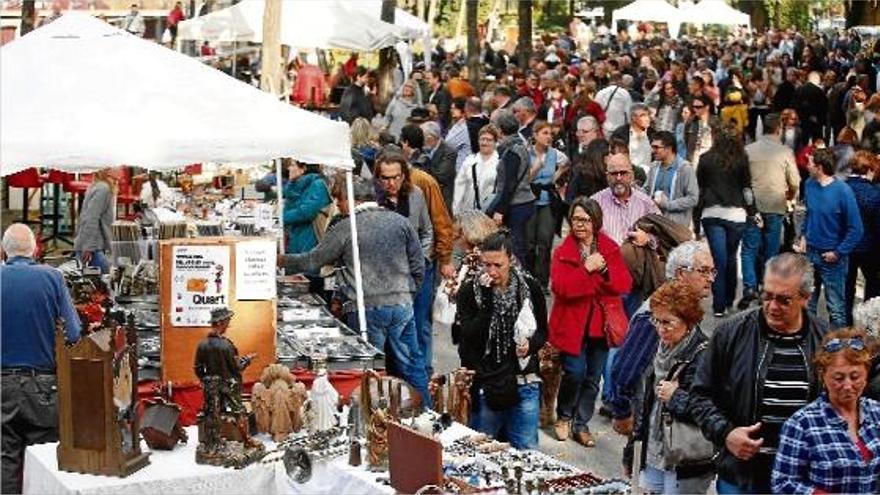 Milers de gironins van passejar durant tota la Diada de Tots Sants entre les desenes d&#039;espais expositors.