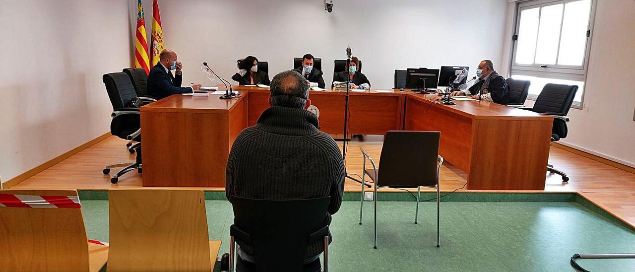 El acusado, de espaldas en el banquillo, al inicio del juicio.