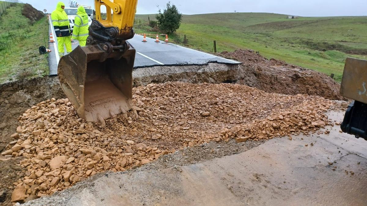Fotogalería | La carretera del socavón entre Ibahernando y Trujillo se abre este jueves al tráfico Fotogalería | La carretera del socavón entre Ibahernando y Trujillo se abre este jueves al tráfico