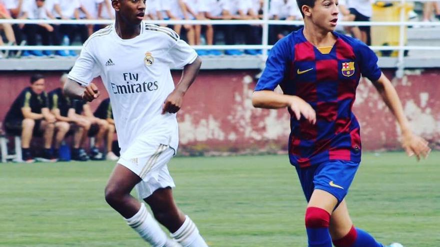 El petrerense Hugo Alba juega en el Barcelona infantil.