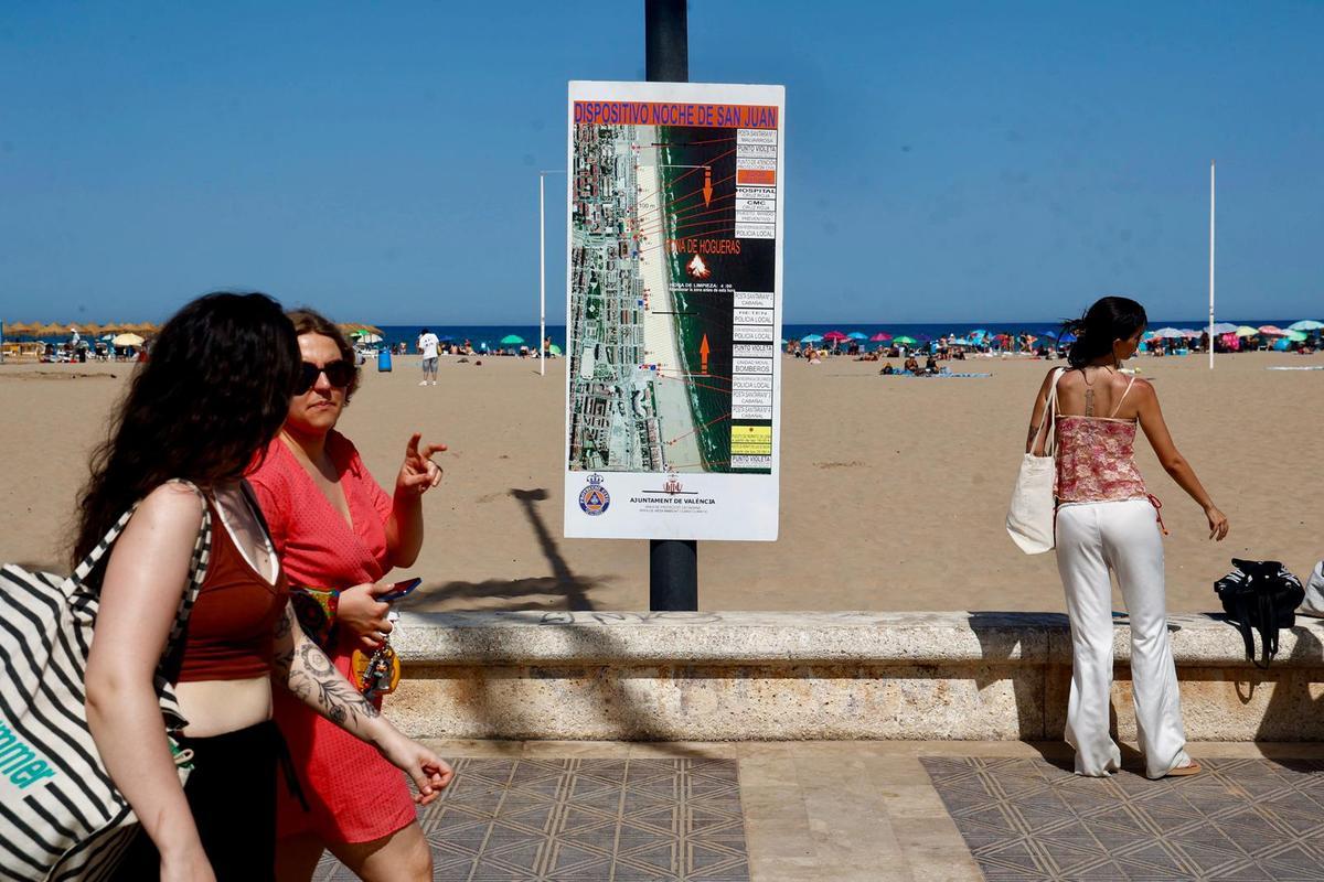 Reparto de leña para la noche de San Juan en València Reparto de leña para la noche de San Juan en València
