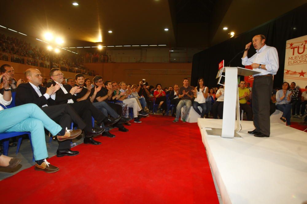 El secretario general del PSOE, Alfredo Pérez Rubalcaba, y el líder de los socialistas valencianos, Ximo Puig, durante el mitin de cierre de campaña para las elecciones europeas de 2014 en Alicante