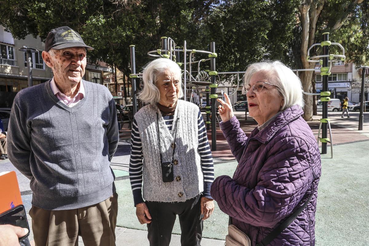 Tres personas mayores conversan en Benalúa.