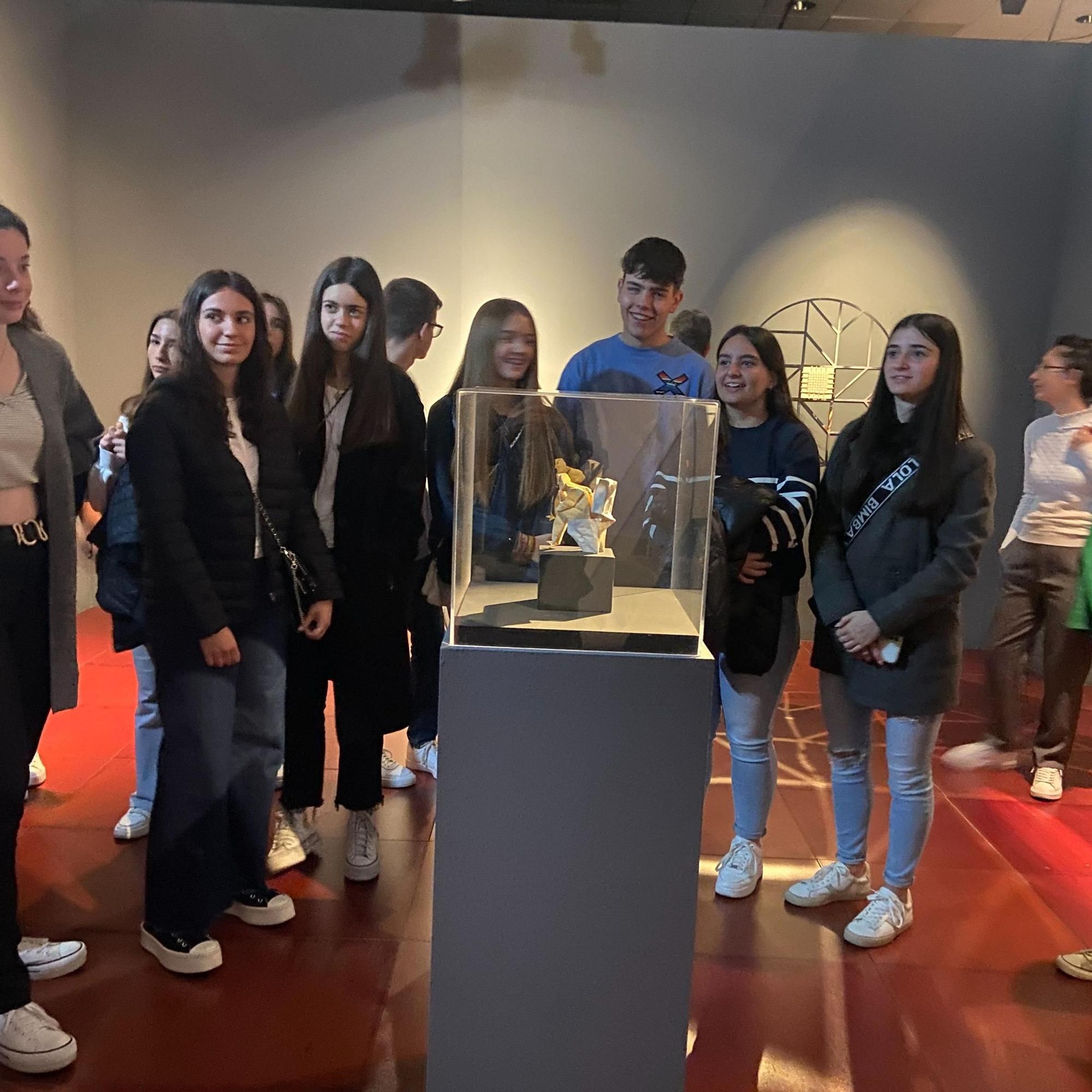 Un grupo de alumnos, de visita en el museo.