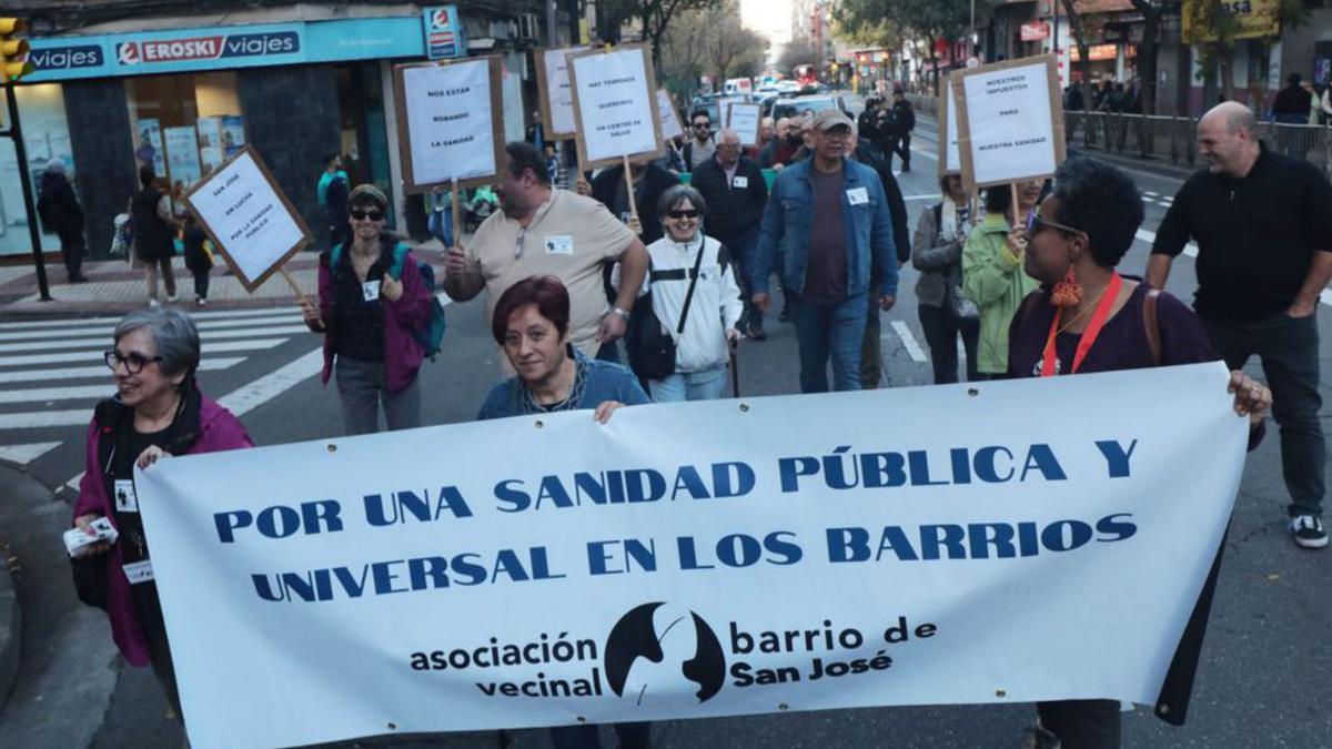 La marcha de vecinos que se manifestaron por un nuevo centro de salud.   | ÁNGEL DE CASTRO