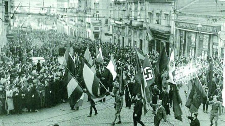 Desfile con una bandera conesvástica en Colón, 1939  