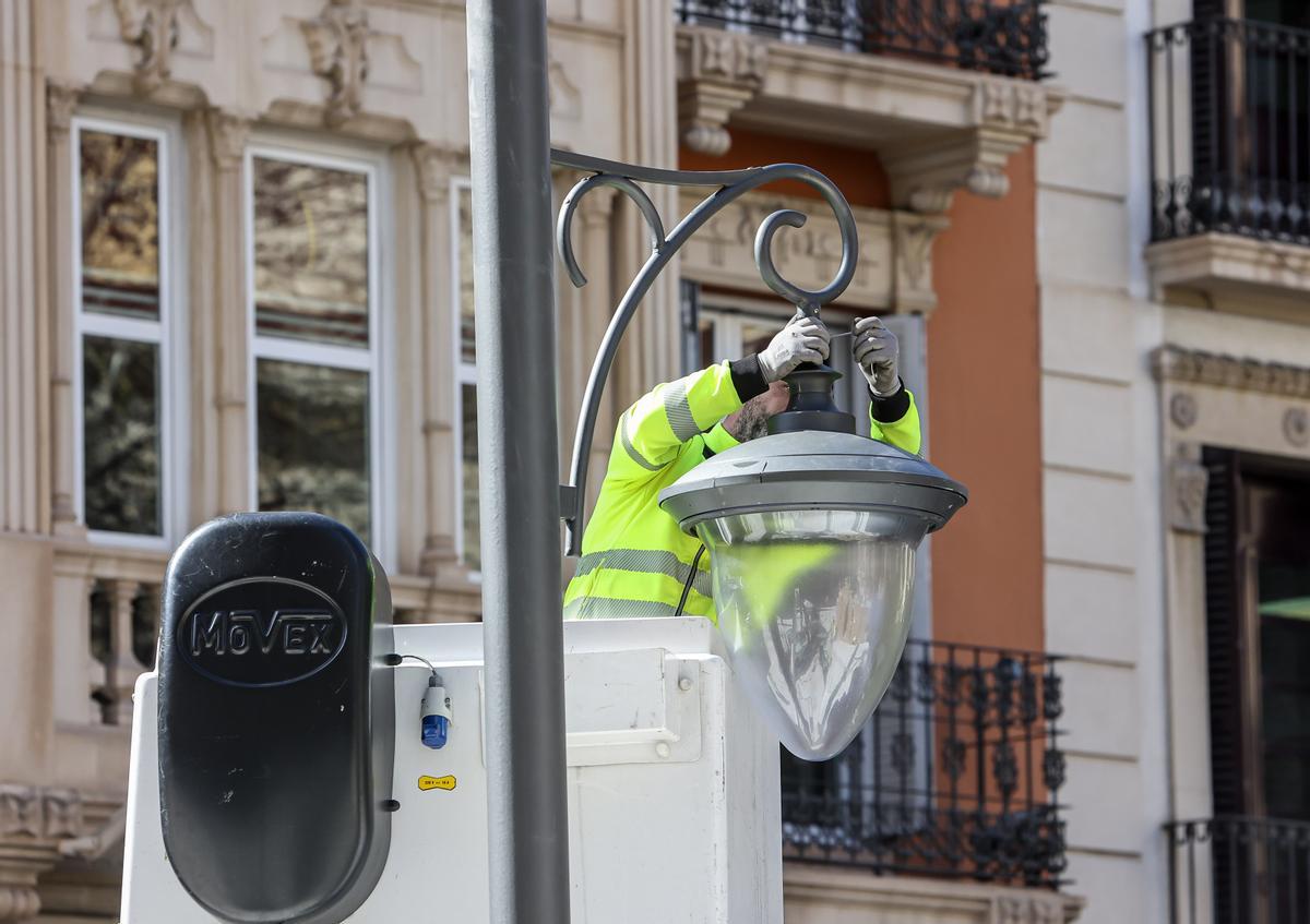 Detalles de las farolas, que recuerdan a las históricas de la avenida