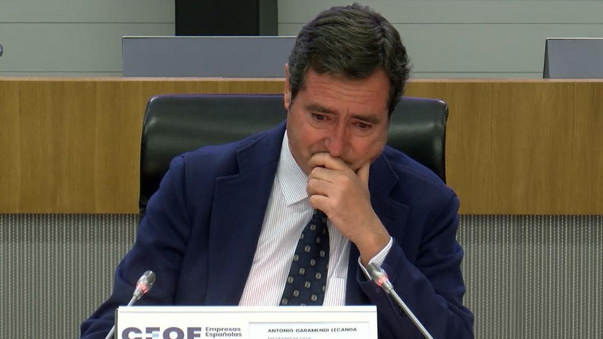 Garamendi se emociona al recibir el apoyo en la asamblea de la CEOE tras sus palabras sobre los indultos