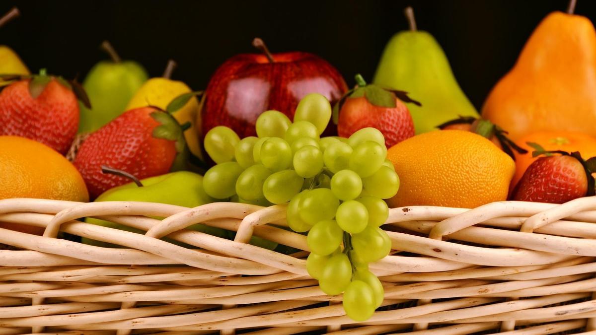 Una cesta con fruta