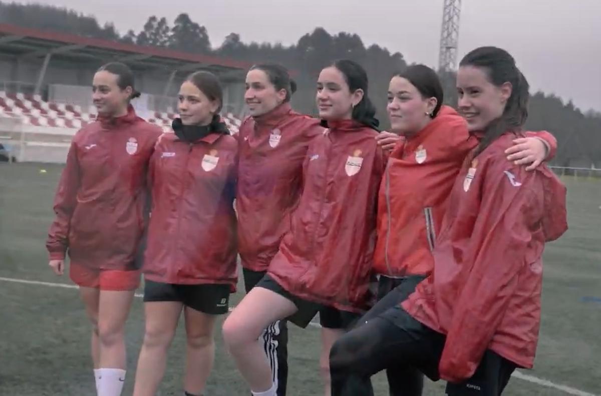 María Fandiño con integrantes do equipo feminino de fútbol