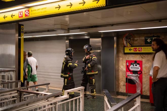 Incendio en la estación de metro Plaça de Sants provocado por una fuga de gas.