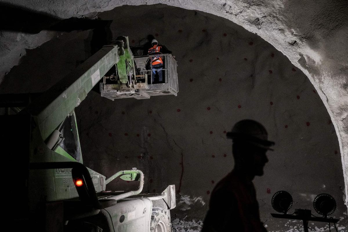 Construcción de un túnel para la línea de tren de alta velocidad TAV entre Lyon y Turín, en Chiomonte, noroeste de Italia, el 18 de enero de 2023.