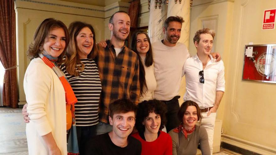Parte del elenco de la obra con la edil de Cultura, Yolanda Alonso. | MARA VILLAMUZA