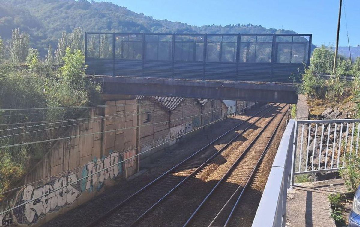 Las pantallas en uno de los pasos elevados sobre las vías del tren. | D. M.