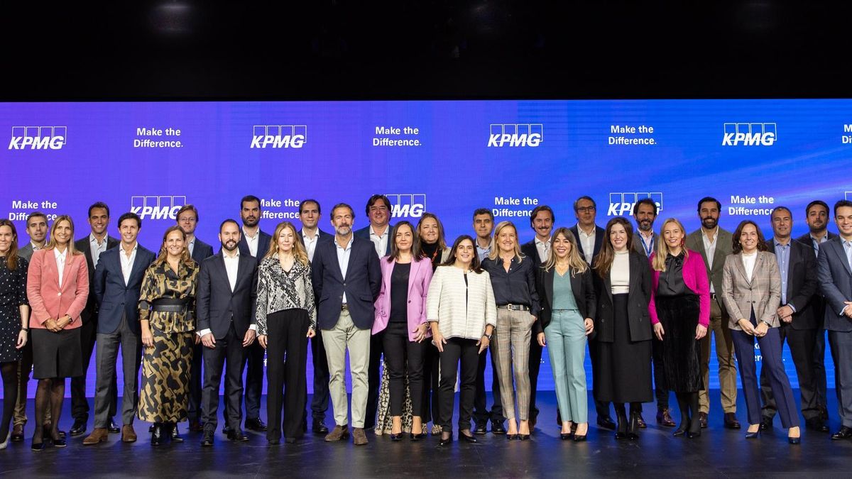 Juanjo Cano, presidente de KPMG en España junto con los nuevos socios de la firma.