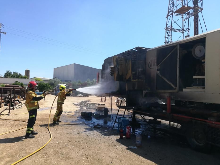 Bomberos de Torrevieja y Protección Civil de Pilar de la Horadada han extinguido un incendio en dos transformadores en Pilar de la Horadada