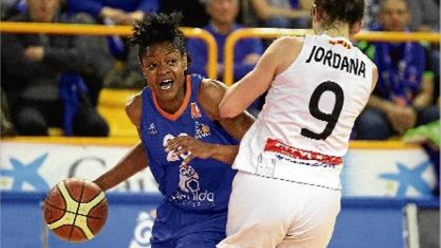 Jordana intentant defensar Alana Beard en un Perfumerías Avenida-Uni de la darrera final de Lliga.