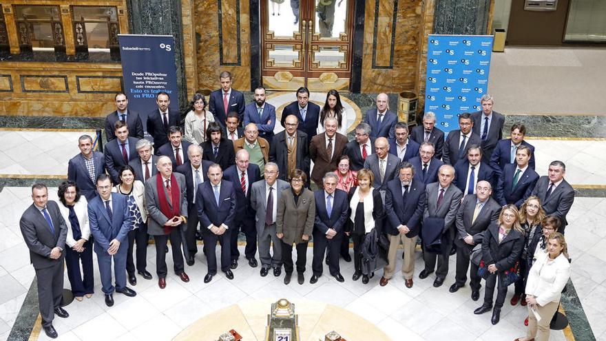 El director general de SabadellHerrero, Pablo Junceda, junto a la directora general de Sabadell Professional y BStartup, Conxa Oliu, y los presidentes y representantes de los colegios profesionales asturianos participantes en el III Foro Sabadell Profesional.