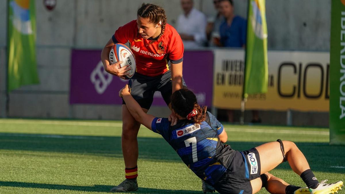 Sara Rodríguez esquiva a una rival japonesa durante un partido con la selección española absoluta.