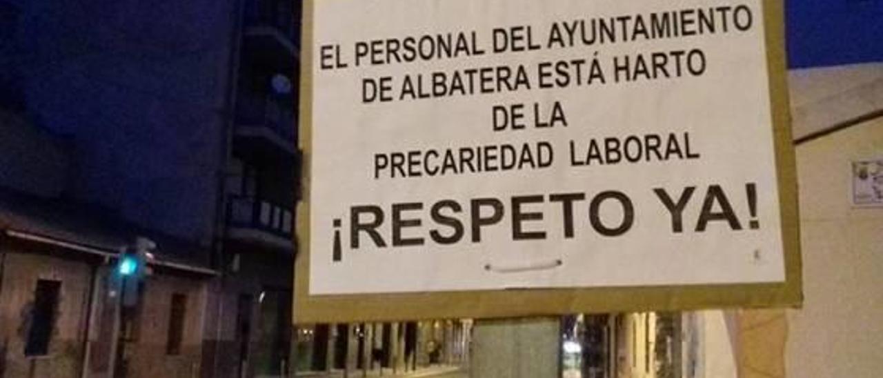 Funcionarios protestan pegando carteles en la calle  y exigen un nuevo convenio laboral